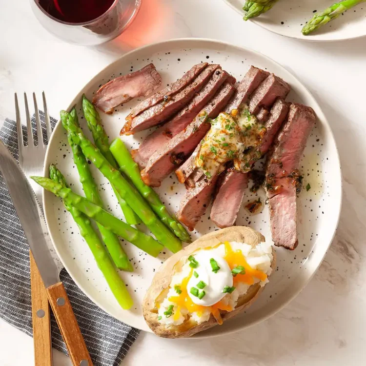 Plato equilibrado: carne magra, espárragos y patata asada